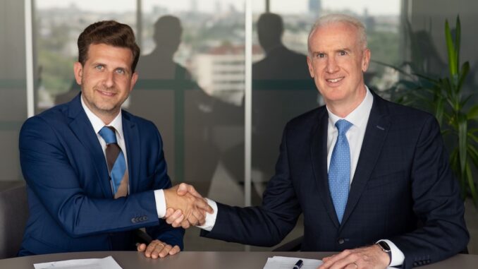 Andrei Duică și Shane Dowling au parafat acordul dintre Ayvens și BYD România. FOTO Smartpoint