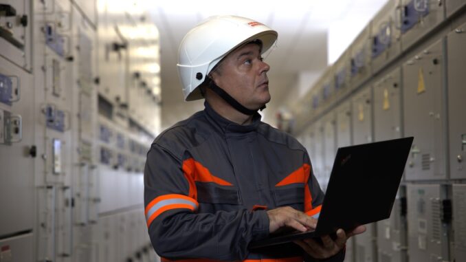 Electrician. FOTO Rețele Electrice Romania