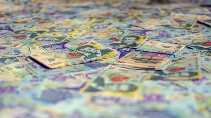 Mai mulți bani. FOTO Septimiu Mai mulți bani. FOTO Septimiu