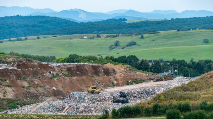 Groapă de gunoi. FOTO Xtrodinary