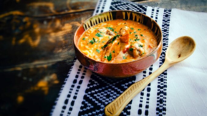 Papricaș de pui cu găluște. FOTO De Bihor