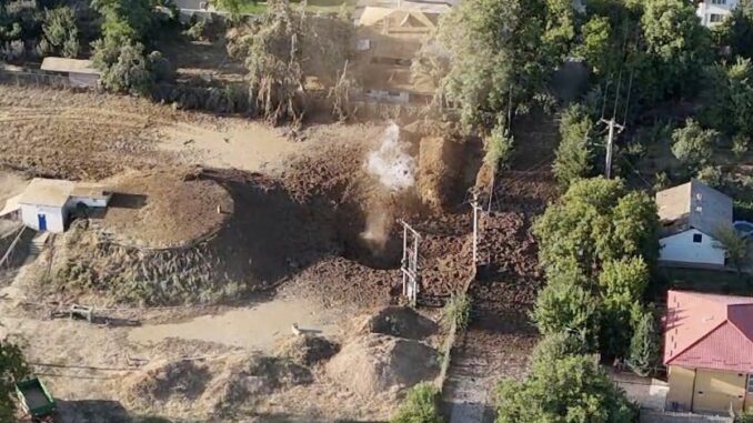 Craterul format de punga de gaze de la Amara. FOTO ISU Ialomița