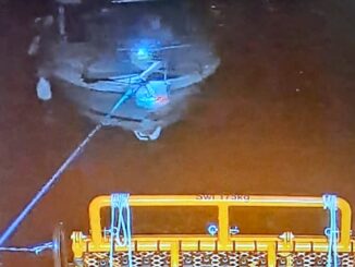 Ambarcațiunea aflată în derivă a fost adusă la mal. FOTO ARSVOM