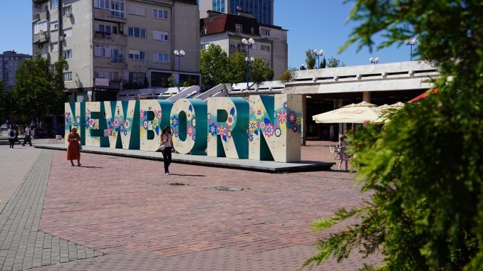 Monumentul "New Born" din capitala Kosovo, Priștina. FOTO Adrian Boioglu / EUplus.ro Monumentul "New Born" din capitala Kosovo, Priștina. FOTO Adrian Boioglu / EUplus.ro