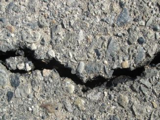 Asfalt cu probleme. FOTO PublicDomainPictures