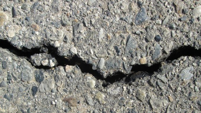 Asfalt cu probleme. FOTO PublicDomainPictures